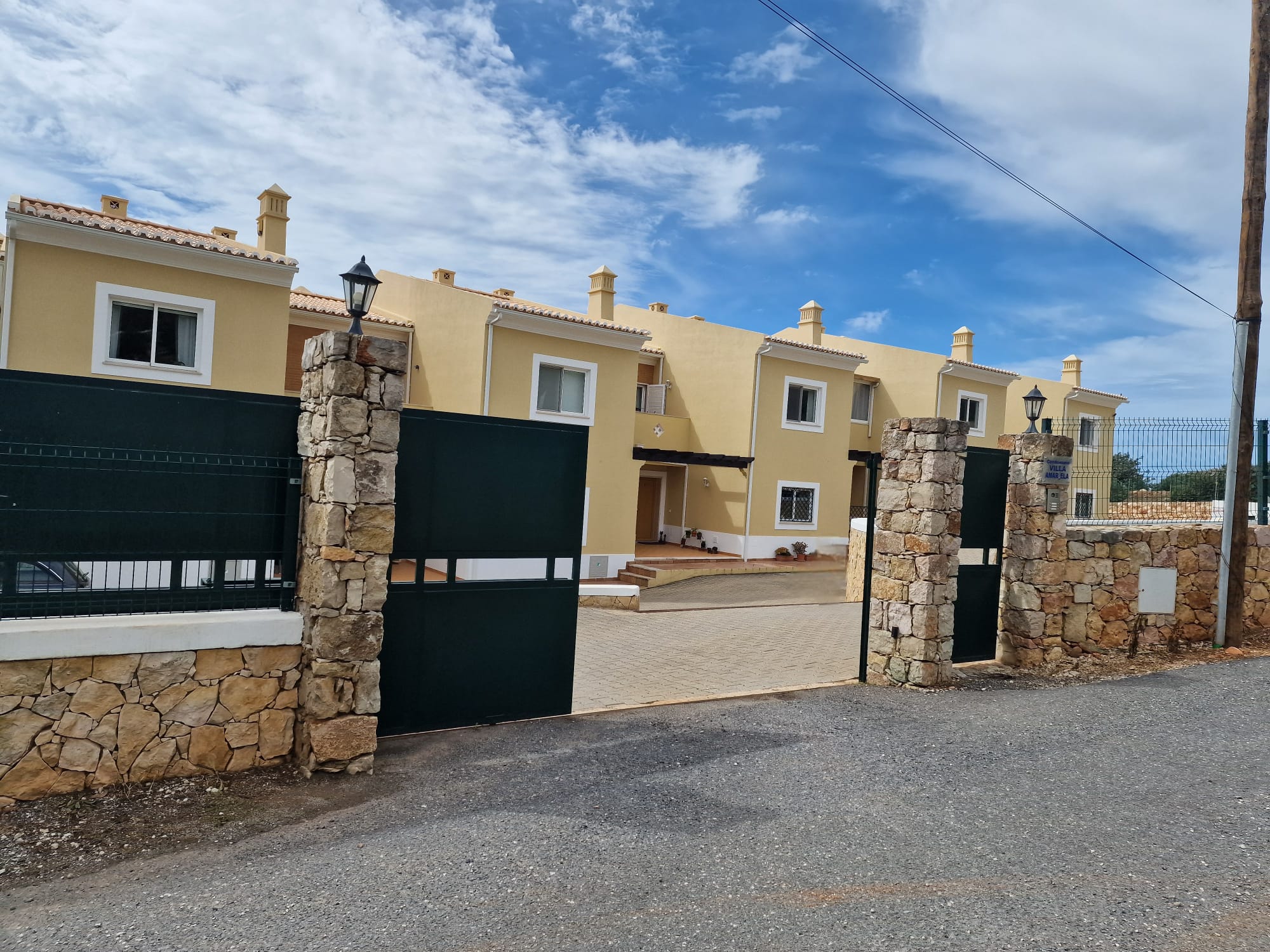 Moradia geminada T3 com terraços e piscina comum — Fazenda Caravela, Alcantarilha
