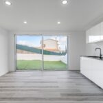 Cozinha com acesso ao quintal — moradia T2 em Monte Boi, Messines